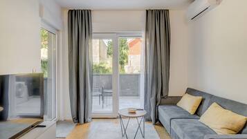 Comfort Apartment, Balcony | Living area