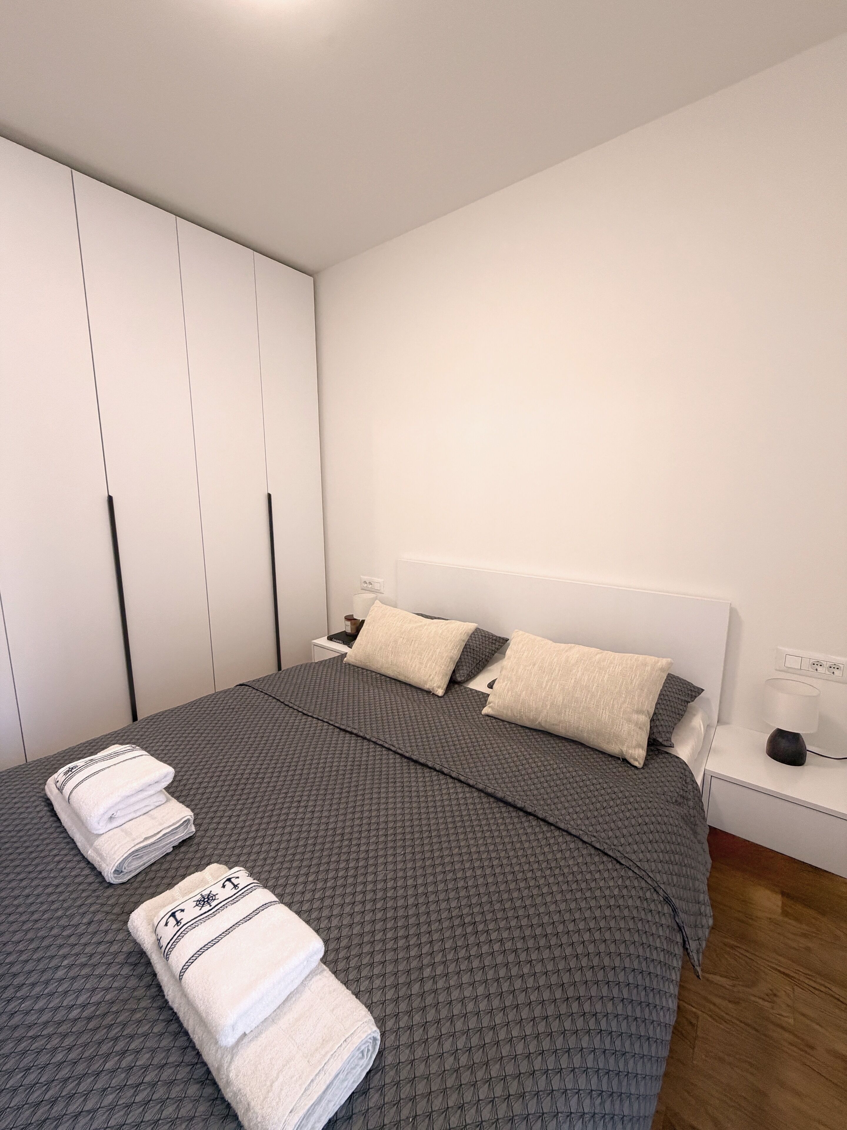 Apartamento conforto, sacada | Quartos à prova de som, ferros/tábuas de passar roupa, Wi-Fi de cortesia