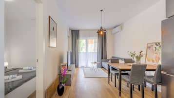 Comfort Apartment, Balcony | In-room dining