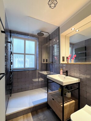 Bathroom - Vrbo Property (Coburg)