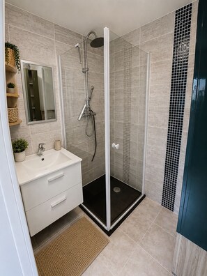 Bathroom - Vrbo Property (Béziers)
