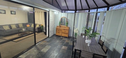 Modern 2BR Home, Sleeps 5,  Parking,  Near Eastgate