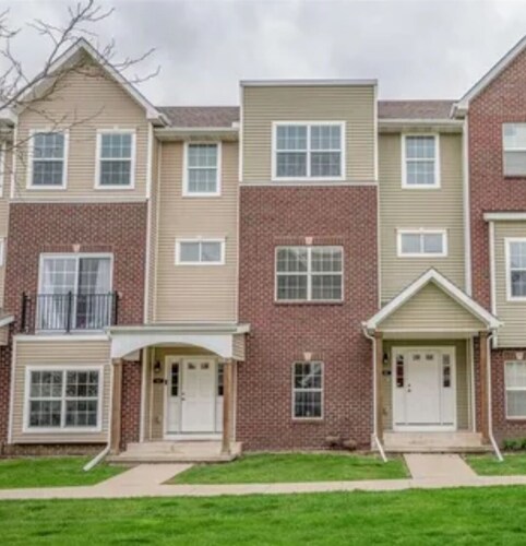 2-bedroom and 2.5 bath beautiful and spacious townhome in West Desmoines!