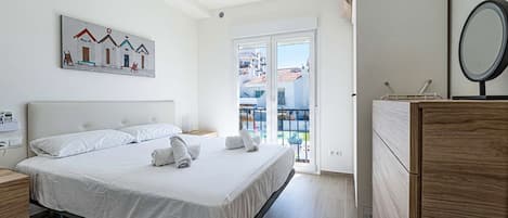 2 bedrooms, free cribs/infant beds, bed sheets