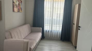 Habitació doble o amb dos llits individuals Comfort, vistes a la piscina | Sala d'estar