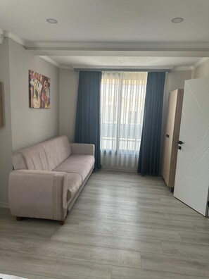 Kahden hengen comfort-huone (yksi tai kaksi sänkyä), näköala uima-altaalle | Oleskelualue