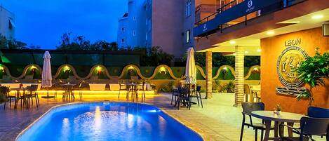 Una piscina al aire libre de temporada
