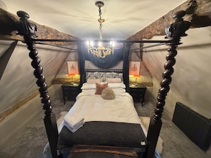 Een strijkplank/strijkijzer, wifi, beddengoed
