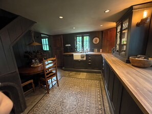 Private kitchen - “A charming retreat with a story to tell” (Hungerford)