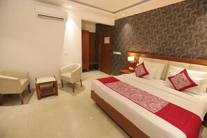 In-room safe, soundproofing, iron/ironing board, free WiFi - NH Skye Suites Hotel (New Delhi)