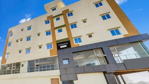 Un edificio de varios pisos con un letrero que indica que es una casa townhouse de servicio de empresa.