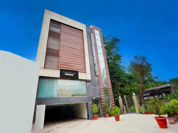 Un edificio moderno con un cartel que dice 'Townhouse & Company Services'.