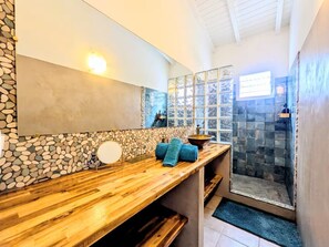 Bathroom - Vrbo Property (Saint-François)