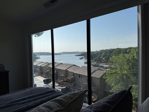 Best Location and view on the Lake! 3 pools! Minutes to Pool bars & The Strip!