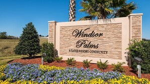 Naamplaatje voor Windsor Palms, een omheind resort.