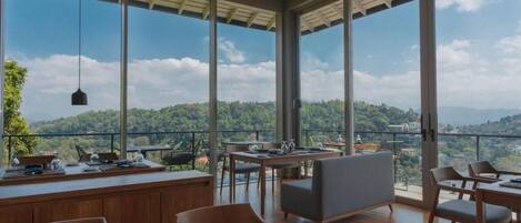 Deluxe Double Room, Balcony, Mountain View | Dining