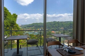 Deluxe-Doppelzimmer, Balkon, Bergblick | Speisen