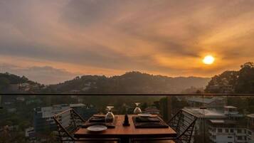 Kamar Double Deluks, balkon, pemandangan gunung | Tempat makan outdoor
