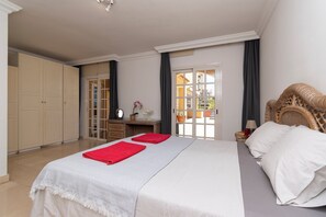 Een strijkplank/strijkijzer, wifi, beddengoed