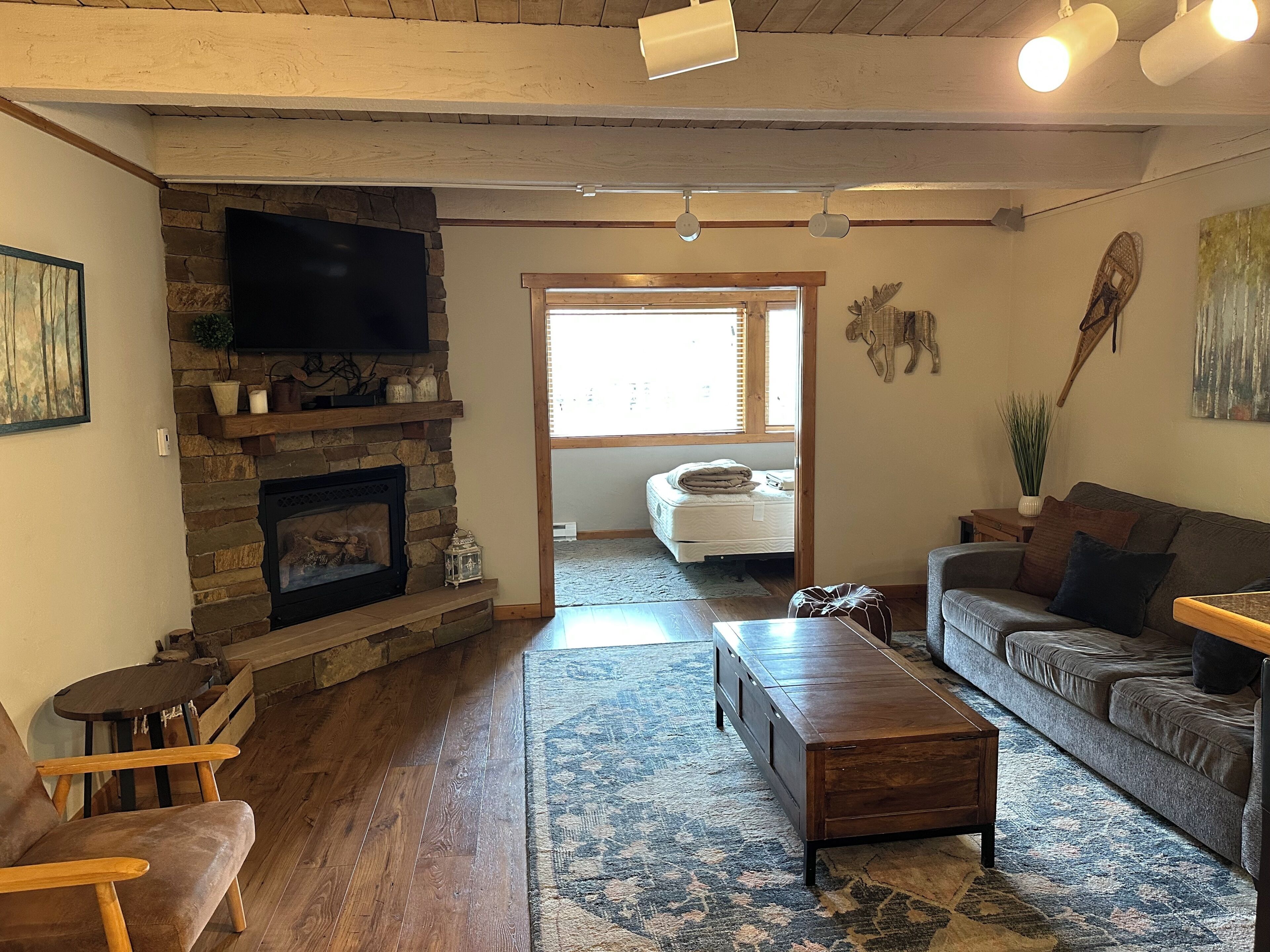 Smart TV, fireplace