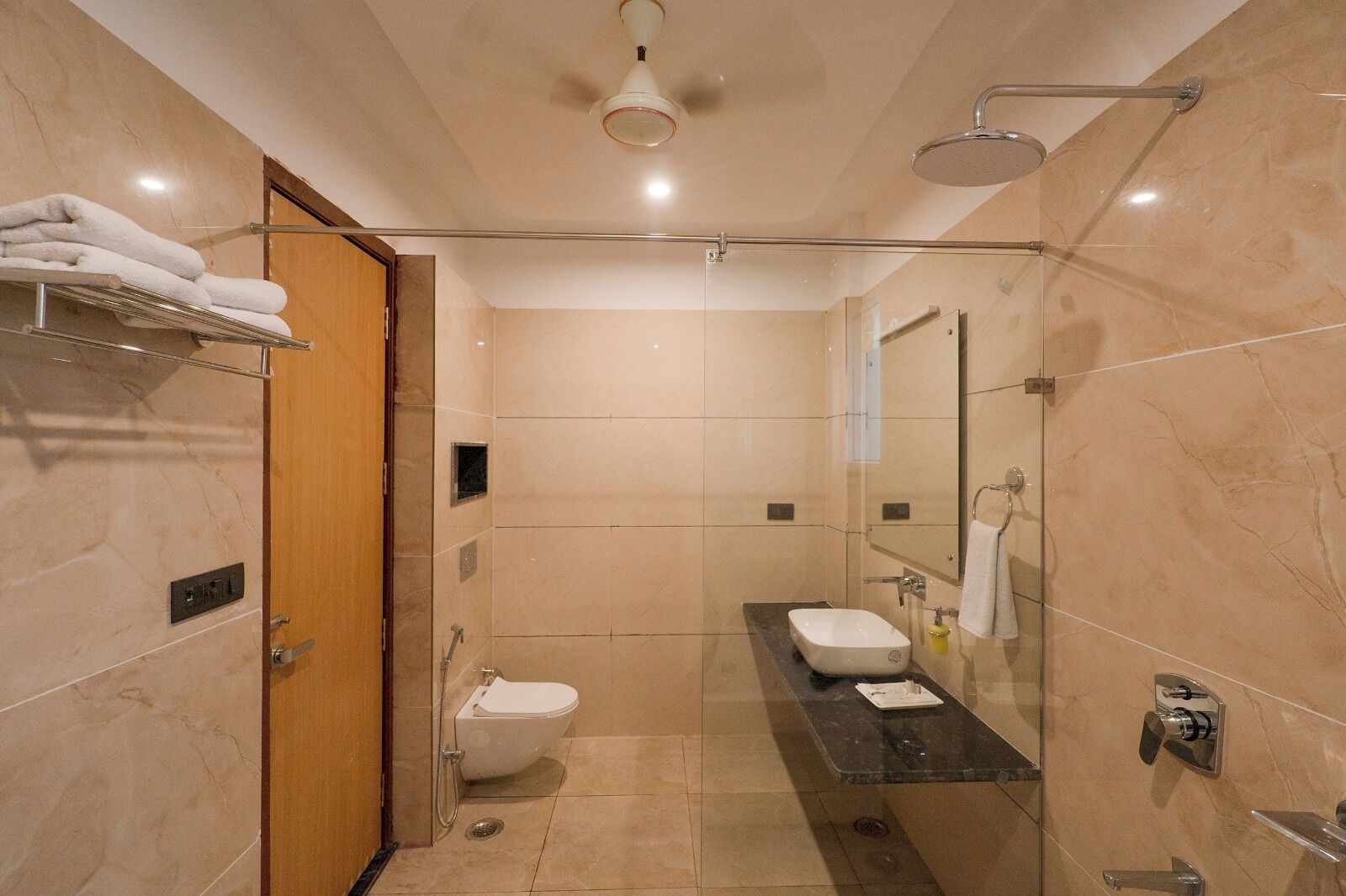 Duplex | Bathroom | Shower, hair dryer, towels, soap