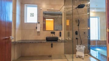 Suite | Bathroom | Shower, hair dryer, towels, soap