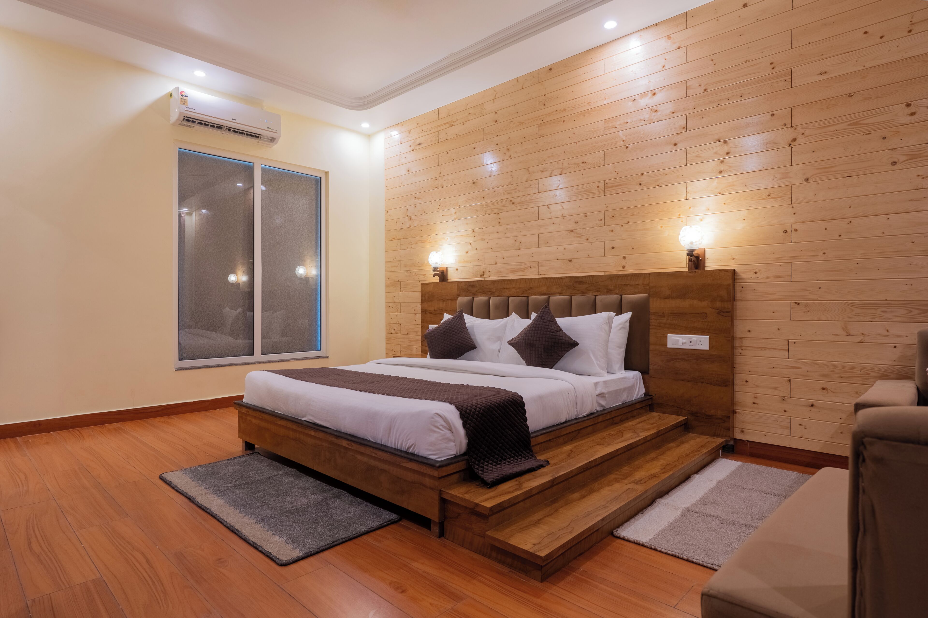 Executive Suite | Desk, free WiFi