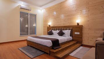 Executive Suite | Desk, free WiFi