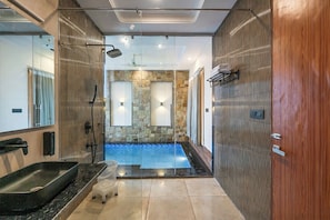 Suite | Baño | Regadera, secadora de cabello, toallas, jabón
