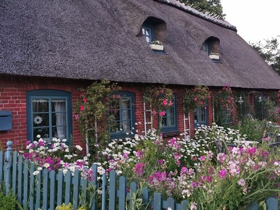 Simply charming, natural, and beautiful—just 600 meters from the sea! Angeln Courtyard