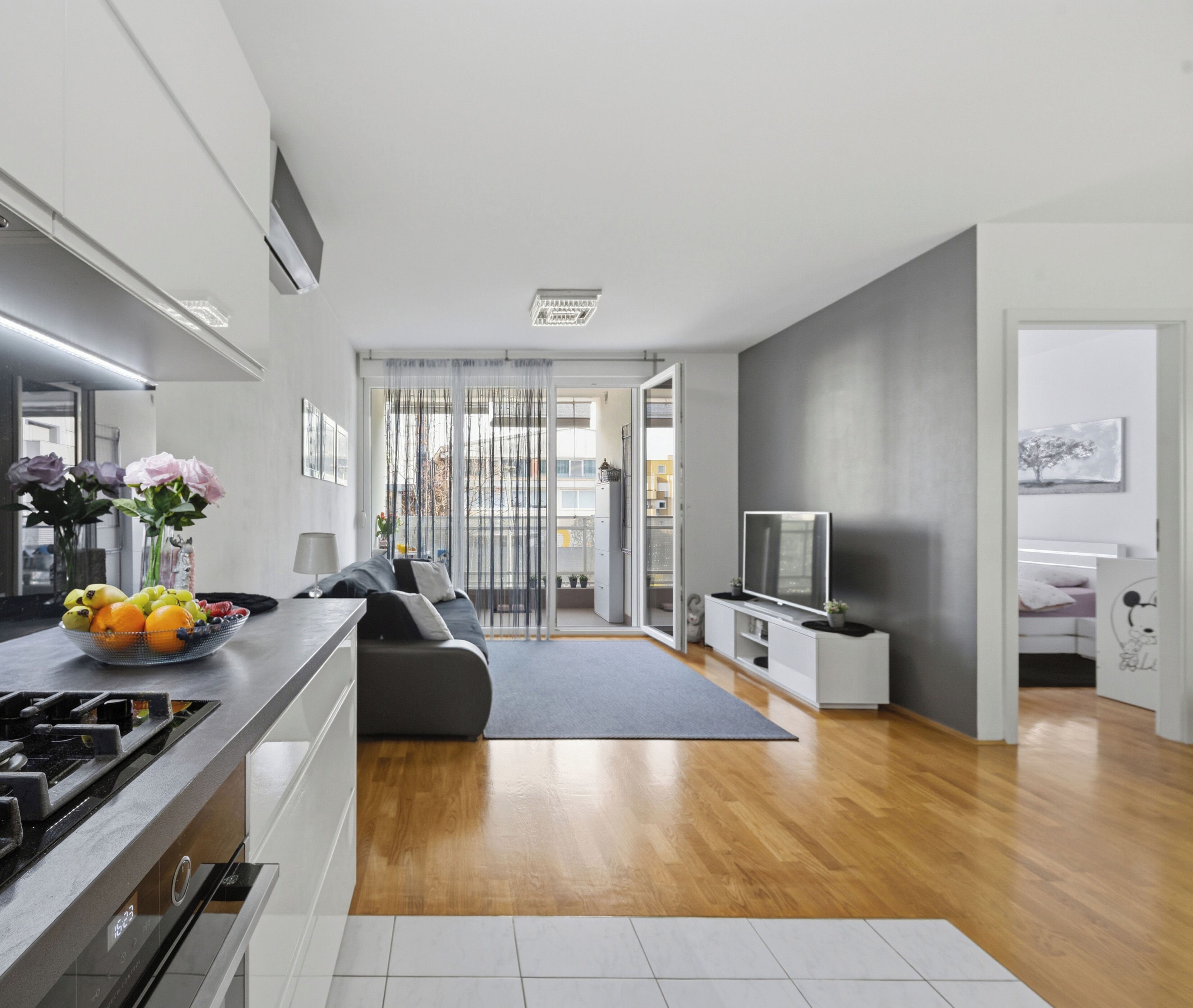 Appartamento, balcone, vista città | Area soggiorno | TV a schermo piatto