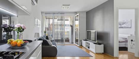 Departamento, balcón, vista a la ciudad | Área de sala de estar | Televisión de pantalla plana