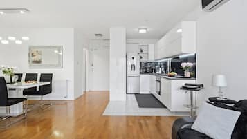 Apartment, Balcony, City View | Living area