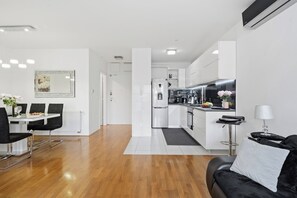 Apartment, Balkon, Stadtblick | Wohnbereich