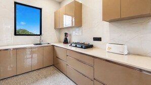 Una cucina moderna con una finestra, un forno, un tostapane e pensili.