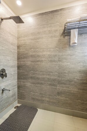 Deluxe Apartment | Bathroom