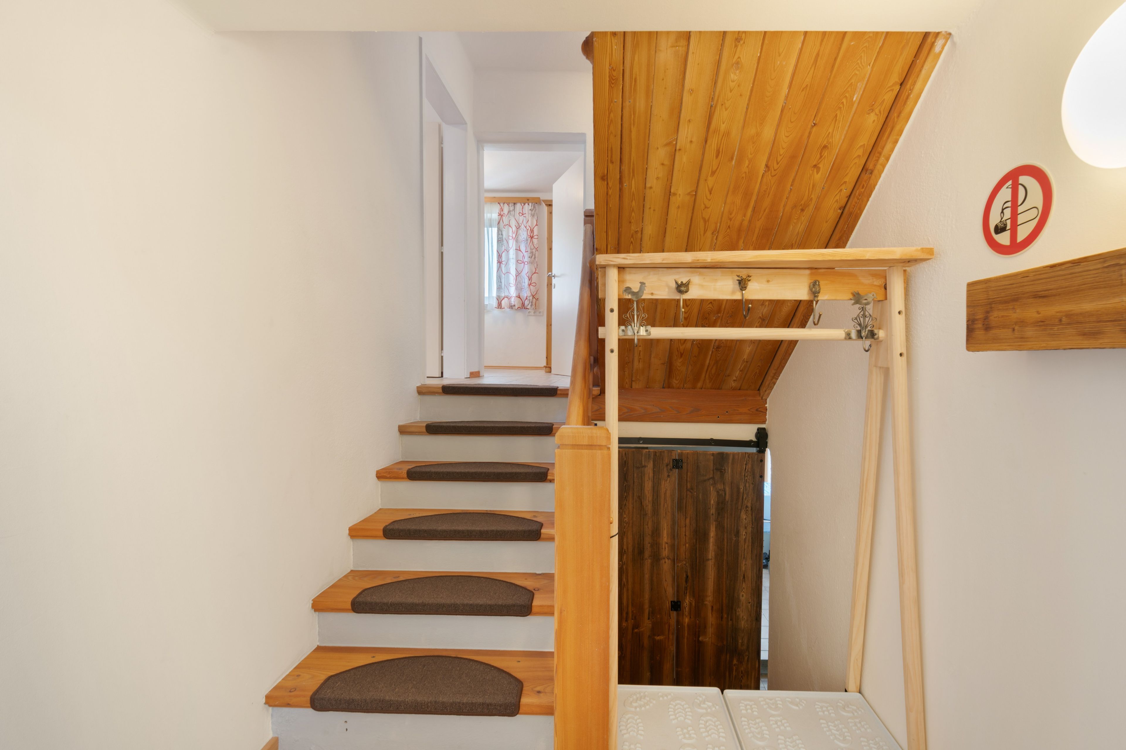 Eine Treppe mit Holzboden und einer Holzhandläufe.
