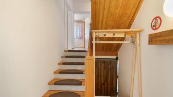 Eine Treppe mit Holzboden und einer Holzhandläufe.