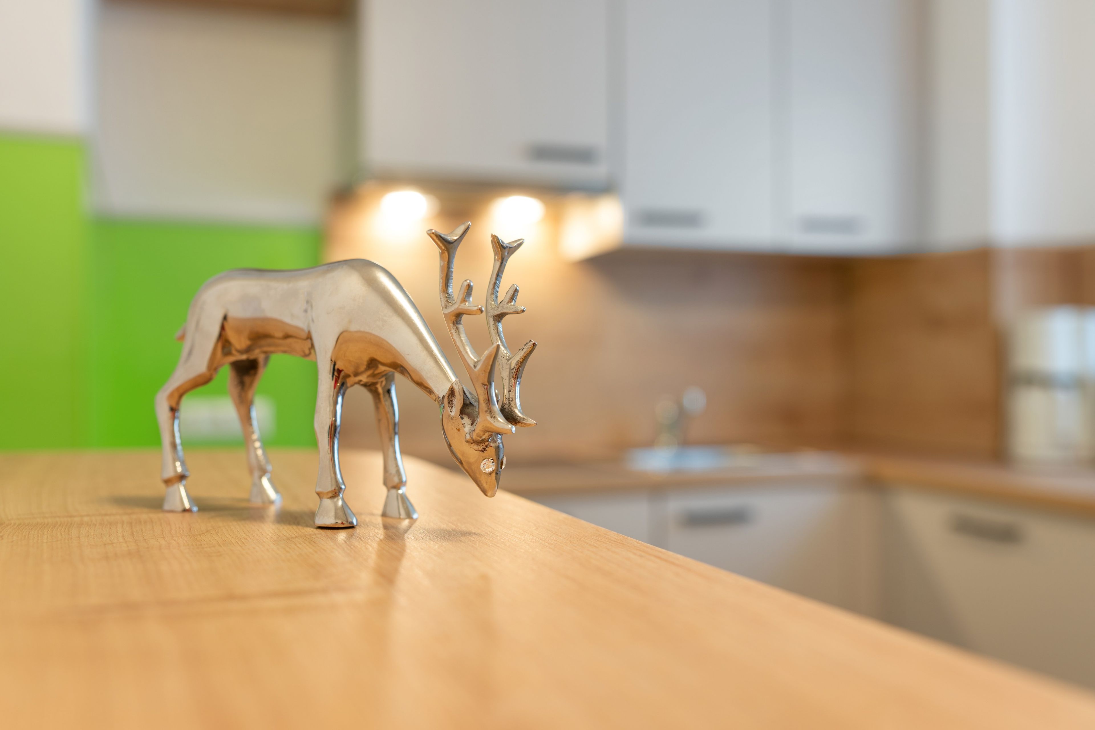 Eine Küchenarbeitsplatte mit einer metallischen Hirschfigur.