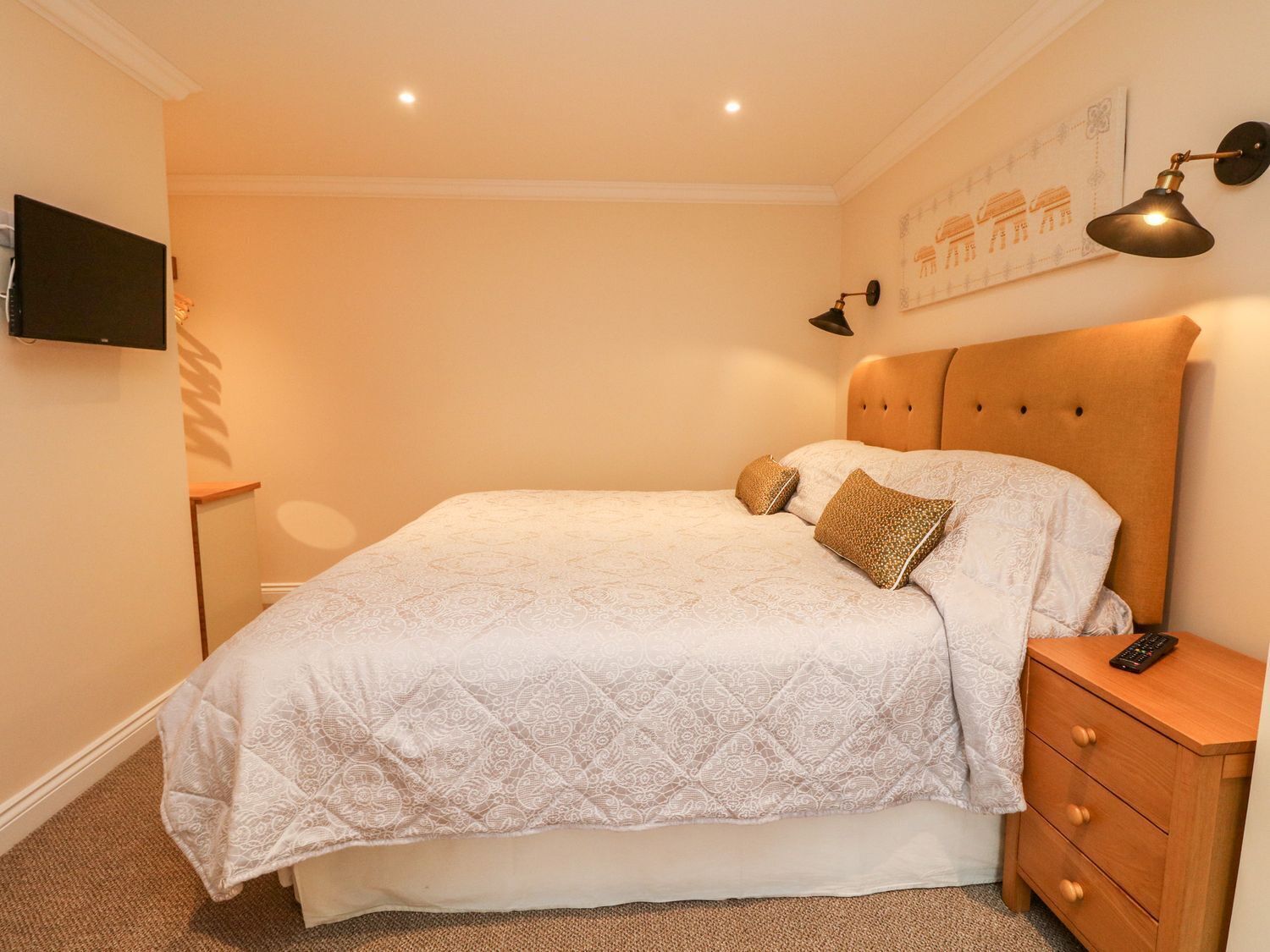 2 bedrooms, individually decorated, individually furnished