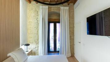 Apartment | In-room safe, iron/ironing board, free WiFi