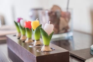 A row of candle holders with candles on a table. - Marina View Stylish 2 Bed Waterfront in Cowes (Cowes)