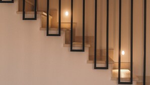 Eine moderne Treppe mit mehreren Stufen und Geländern.