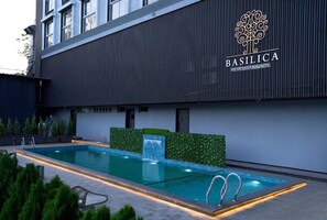 Outdoor pool - Basilica Resort Loanvala (Lonavala)