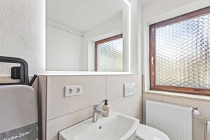 Douche, sèche-cheveux, serviettes fournies, savon