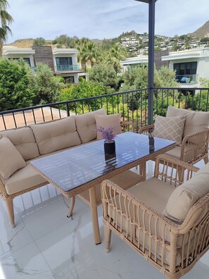 Outdoor dining - Serene 2-bedroom house with AC in charming Bodrum Akyarlar balcony sea view (BODRUM)