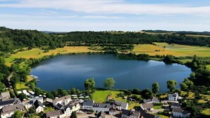 A lake surrounded by residential buildings with visible pathways and greenery. - Apartment Seehöhe at Maarberg Resort – Holiday Apartment for 4 Guests (48 m²) in Schalkenmehren (Schalkenmehren)
