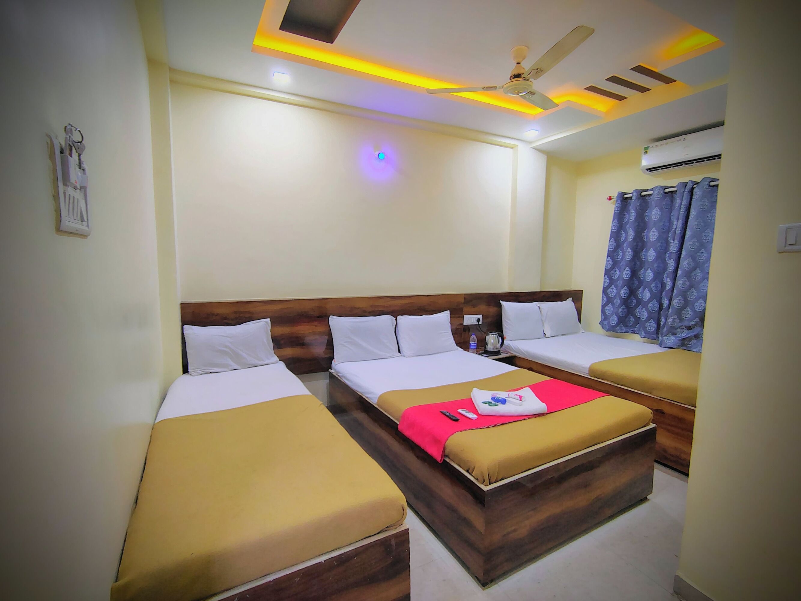 Family Room, City View | Desk, free WiFi