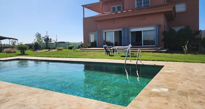 Charming Family Fun Farme, Villa Farm 15p , pool, garden, 1h Csablanca ,
