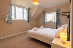 4 bedrooms, free WiFi, bed sheets - Bay View | Swanage sea view, walk to beach, sleeps 9, dog friendly, hot tub (Swanage)